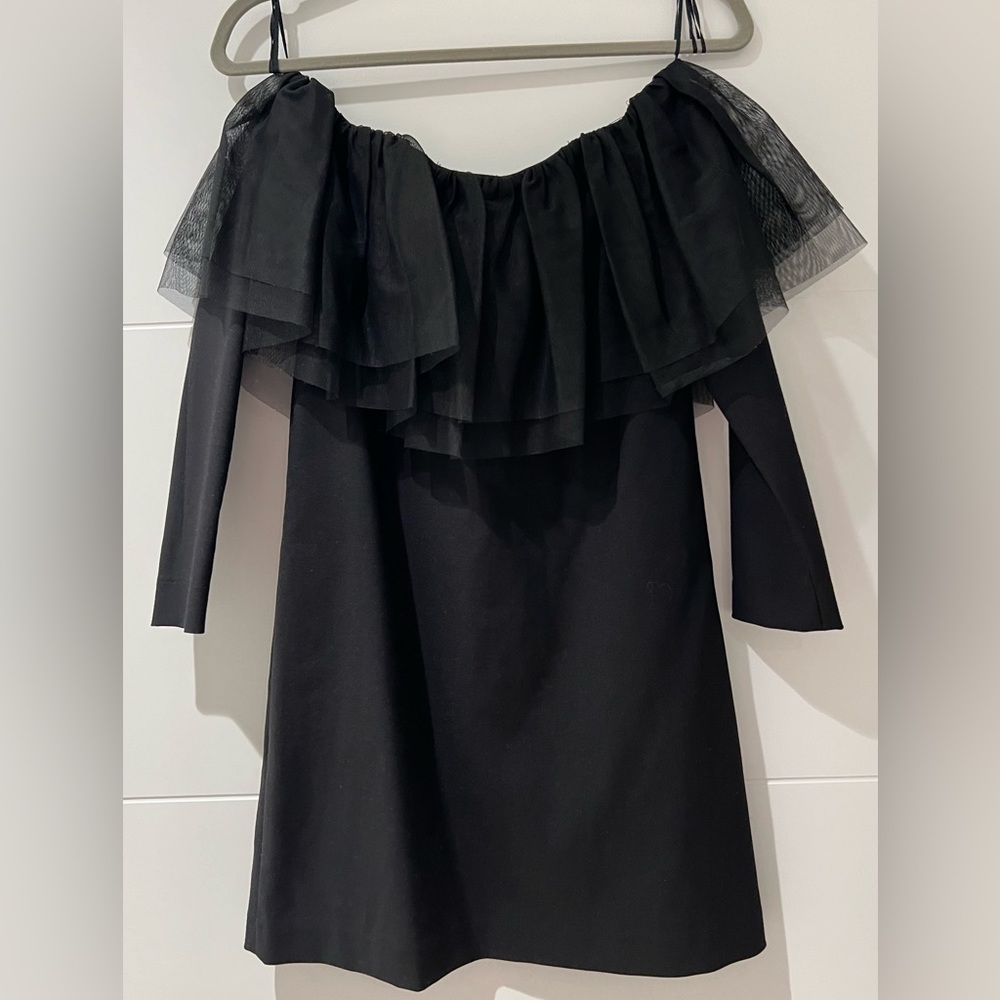 Mini black dress. 3/4 sleeves.